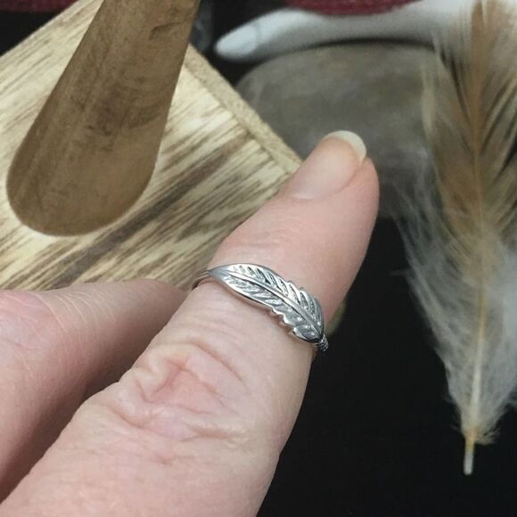 Sterling silver leaf minimalist ring Size 7 - Picture 3 of 6